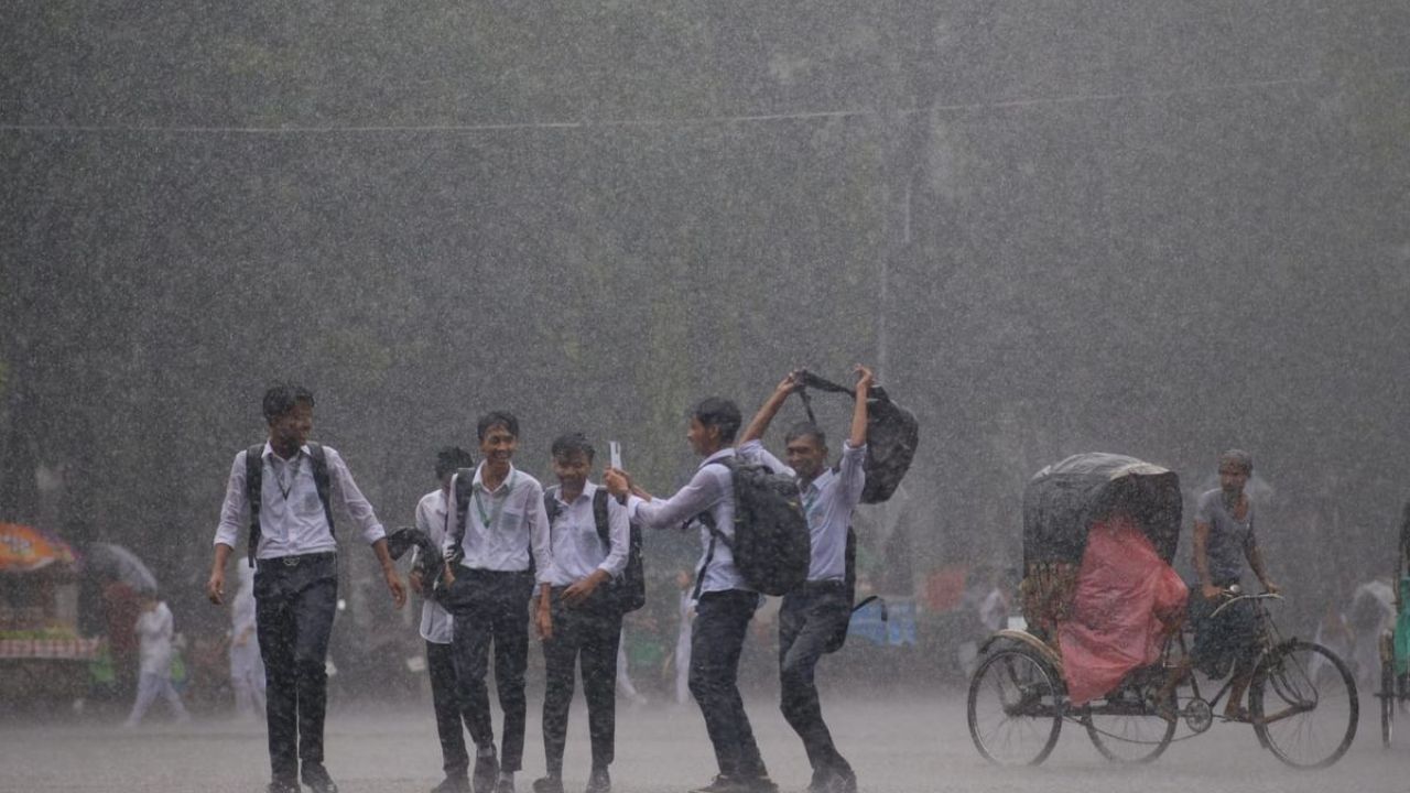सावधान! अगले 10 घंटे में बदलेगा मौसम, 13 राज्यों में आंधी-तूफान के साथ 70 की रफ्तार से चलेंगी तेज हवाएं, जानें IMD की नई गाइडलाइन