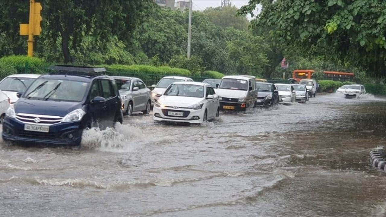 देशभर में मानसून की ताबड़तोड़ वापसी: दिल्ली-यूपी समेत 15 राज्यों में भारी बारिश का अलर्ट, पहाड़ों पर भूस्खलन की गंभीर आशंका