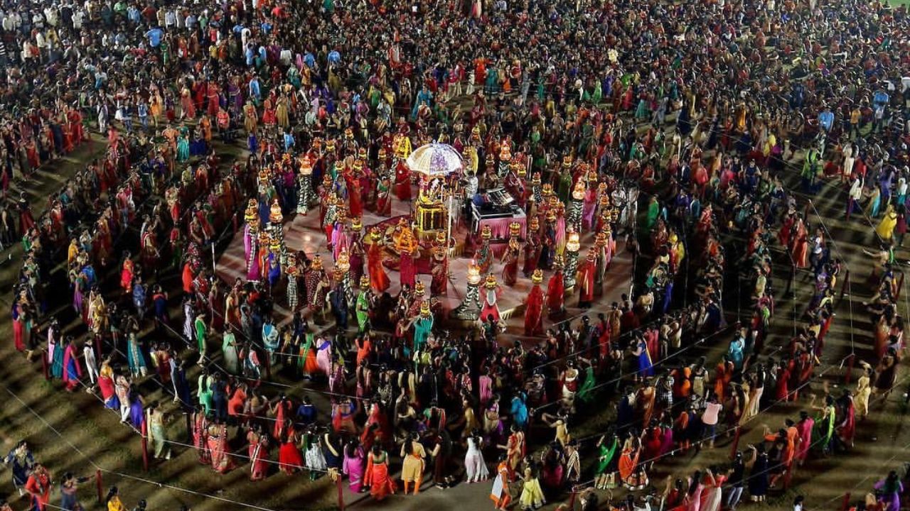 आखिर क्यों हमेशा गोल घूमकर ही खेला जाता है गरबा? इस अद्भुत परंपरा के पीछे छिपा है बड़ा राज!