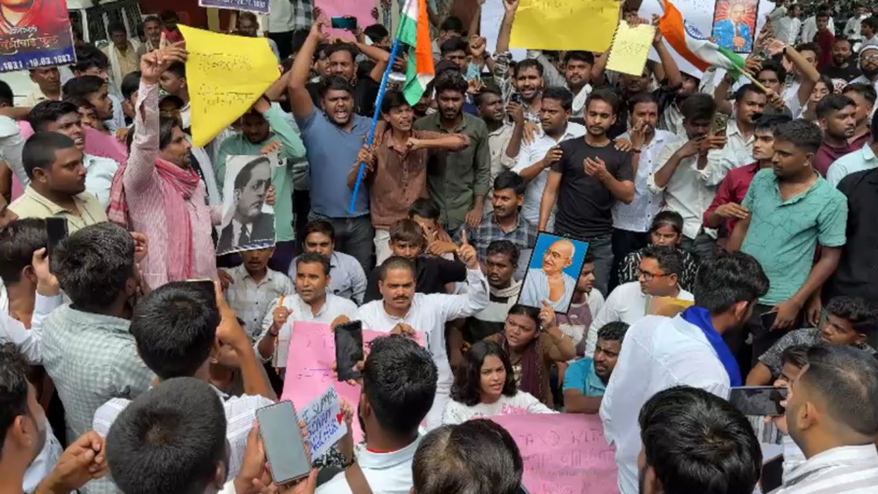 सोनम वांगचुक की हिरासत से क्यों गरमाया बांदा का माहौल? जानिए कलेक्ट्रेट क्यों पहुंचे सैकड़ों युवा