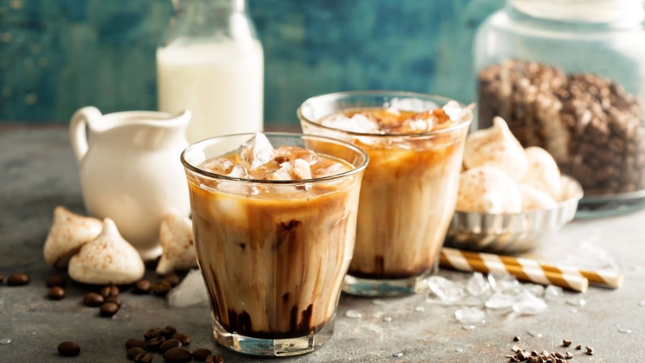 बिना दूध के घर पर बनाएं कैफे जैसी झागदार Cold Coffee, नोट करें यह आसान रेसिपी