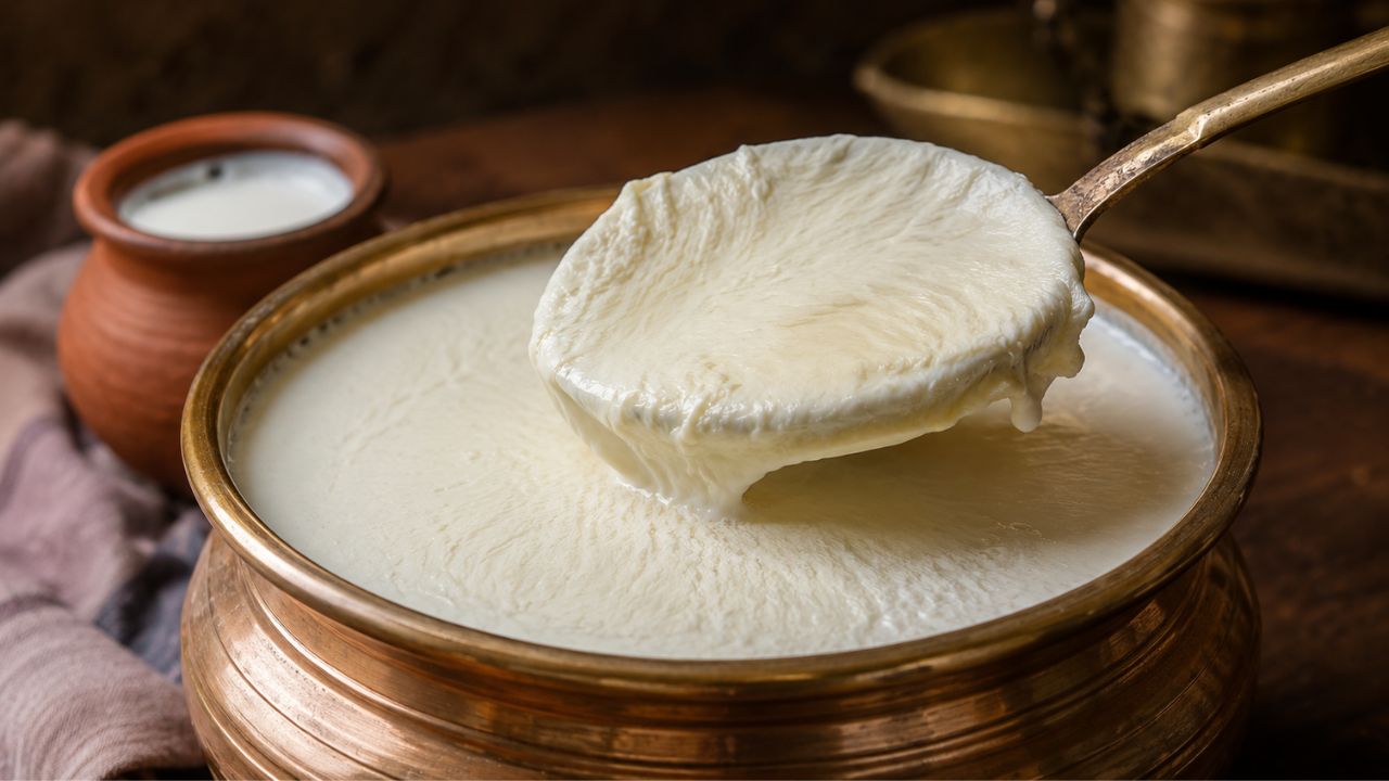 Thick Malai Tips: दूध पर जमेगी रोटी जैसी मोटी मलाई, बस उबालते समय मिला दें रसोई में रखी यह 1 चीज़