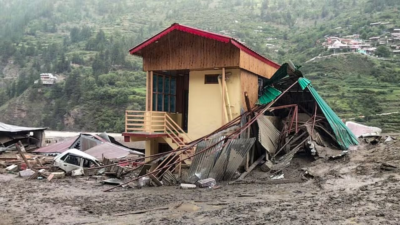 धराली में आई विनाशकारी आपदा को लोग आज भी भूल नहीं पाए हैं। इस त्रासदी में कई परिवारों ने अपने प्रियजनों को हमेशा के लिए खो दिया, जिनकी आखिरी झलक पाने की आस आज भी अधूरी है। बेघर हुए करीब तीस परिवार रिश्तेदारों और किराए के मकानों में रहने को मजबूर हैं। सिर से छत छीनने के साथ-साथ लोगों का रोजगार भी पूरी तरह चौपट हो गया था। (Img- X)