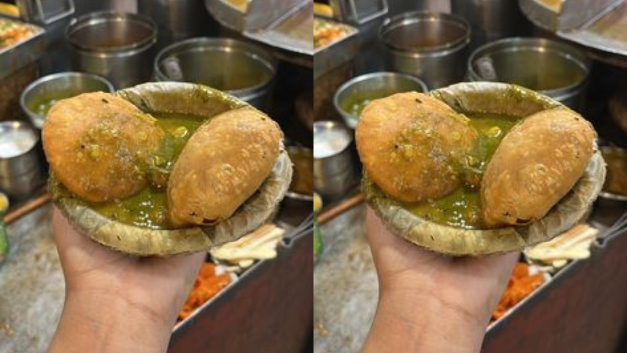 बनारस के प्रसिद्ध घाटों पर छनती सुबह की पहली किरण, हाथों में कुल्हड़ वाली कड़क चाय और पत्तल के दोने में परोसी गई हींग-मसालेदार सब्जी के साथ गरमागरम बनारसी कचौड़ी का आनंद ही अलग है। यदि आपने काशी यात्रा के दौरान यह पारंपरिक कॉम्बिनेशन नहीं चखा, तो आपकी यात्रा अधूरी मानी जाएगी। यह ज़ायका केवल एक साधारण नाश्ता नहीं, बल्कि हर चटौरे के लिए एक बेहद अद्भुत एहसास है। (Img- Pinterest)