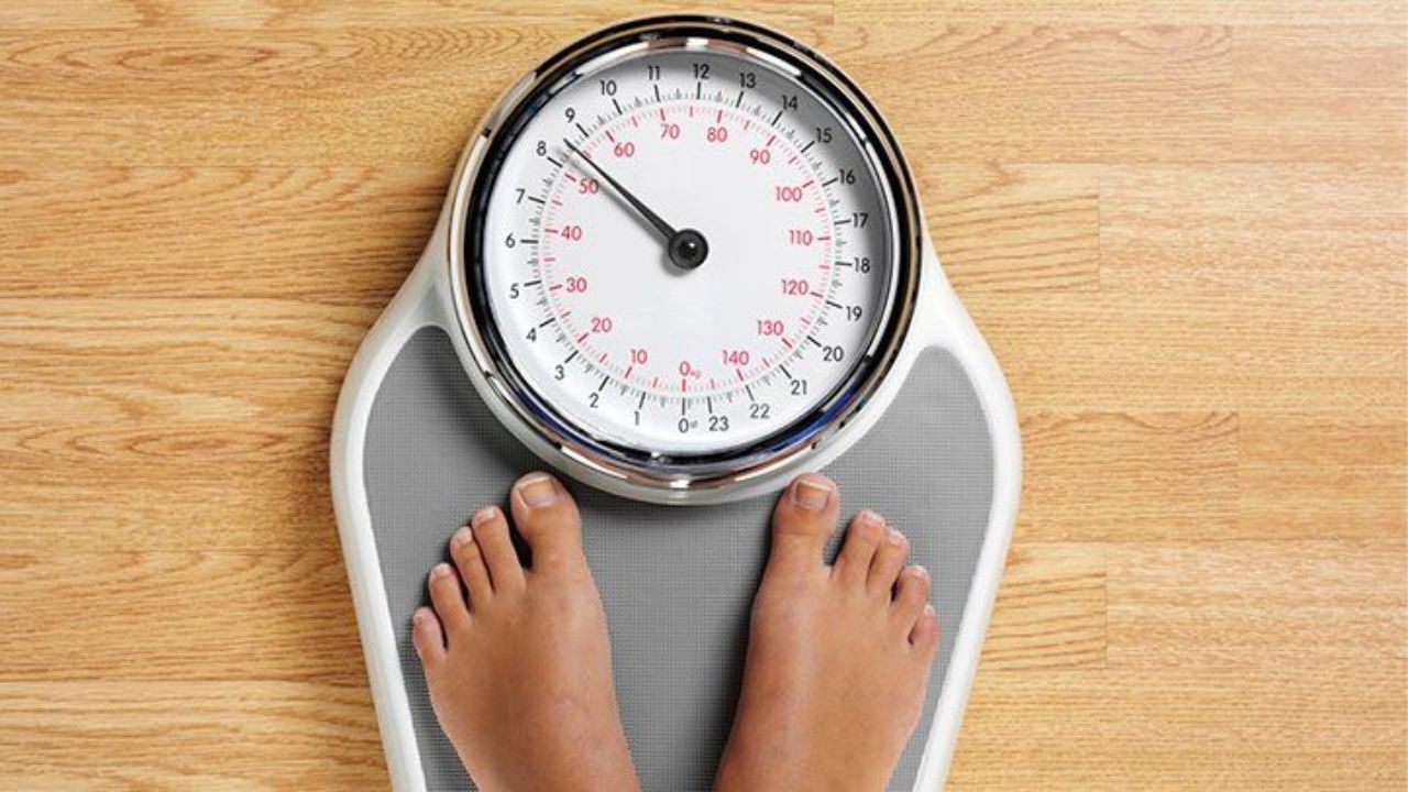 प्रोसेस्ड शक्कर, कोल्ड ड्रिंक्स और मिठाइयों में काफी मात्रा में खाली कैलोरी होती है। एक महीने तक इन मीठी चीजों से दूरी बनाने पर रोजाना ली जाने वाली अतिरिक्त कैलोरी में भारी गिरावट आती है। यदि आप संतुलित आहार और सक्रिय जीवनशैली बनाए रखते हैं, तो 30 दिनों के भीतर पेट की चर्बी कम करने और शरीर के वजन को नियंत्रित करने में आपको सीधा और सकारात्मक बदलाव दिखाई देगा। (Img- Pinterest)