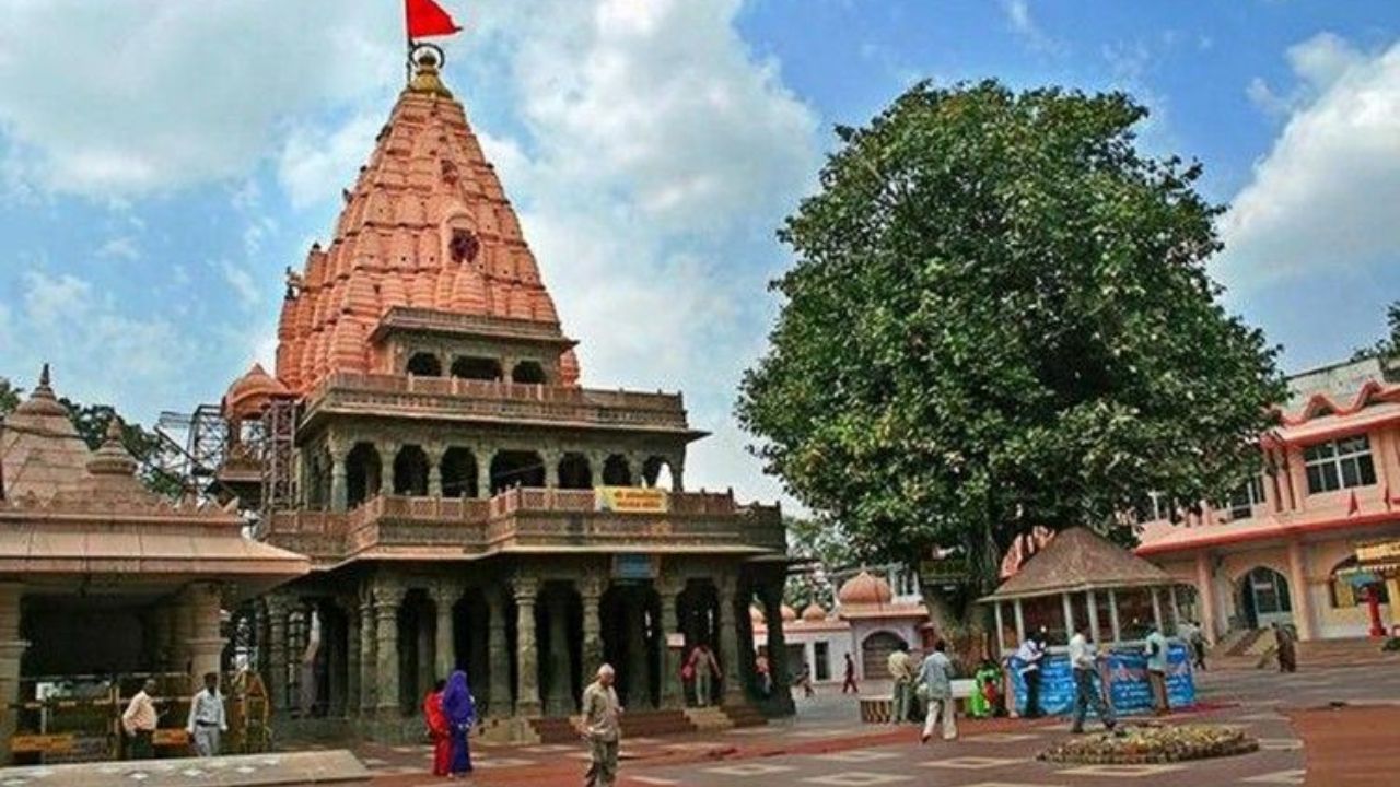 महाकाल की नगरी उज्जैन में सावन के दौरान अद्भुत आध्यात्मिक वातावरण रहता है। यहाँ महाकालेश्वर ज्योतिर्लिंग में विशेष पूजन और प्रसिद्ध भस्म आरती के दर्शन के लिए भक्तों का सैलाब उमड़ता है। यदि आप भस्म आरती में शामिल होना चाहते हैं, तो इसकी अग्रिम ऑनलाइन बुकिंग प्रक्रिया और नियमों की जानकारी पहले से लें। महाकाल कॉरिडोर, हरसिद्धि मंदिर, काल भैरव और राम घाट के दर्शन के लिए सुबह जल्दी निकलना भीड़ से बचने का सबसे बेहतर उपाय है। (Img- Pinterest)
