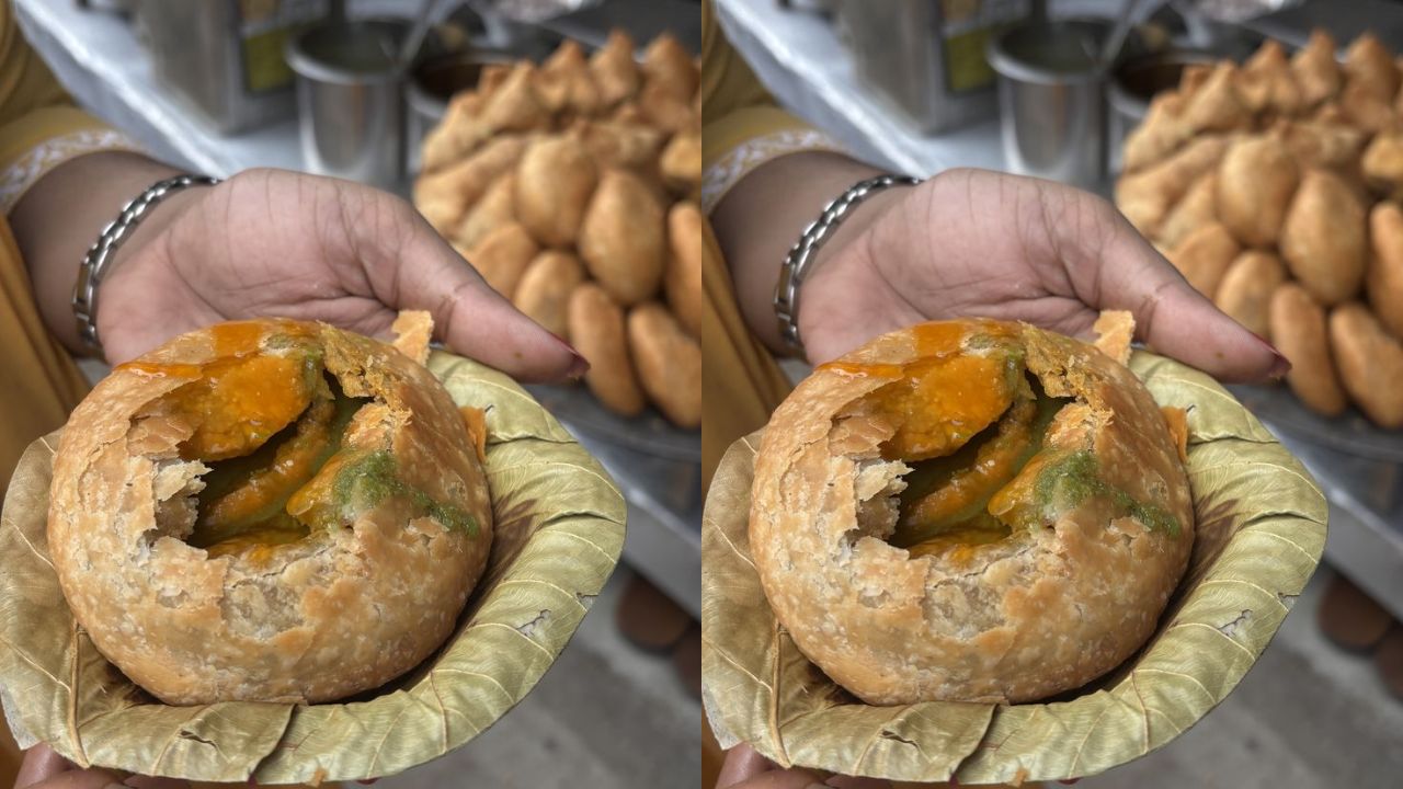 कचौड़ी की बाहरी परत मैदे या आटे से तैयार की जाती है। बनारस की पुरानी गलियों में स्थित हलवाई इन्हें धीमी आंच पर एकदम कड़क और सुनहरा होने तक तलते हैं। जब आप इस खस्ता कचौड़ी को हाथ से तोड़ते हैं, तो उसकी कुरकुरी आवाज के साथ ही अंदर छुपे गर्म मसालों की खुशबू सीधे दिल को छू लेती है। बाहर से खस्ता और अंदर से तीखी जुगलबंदी लाजवाब होती है। (Img- Pinterest)