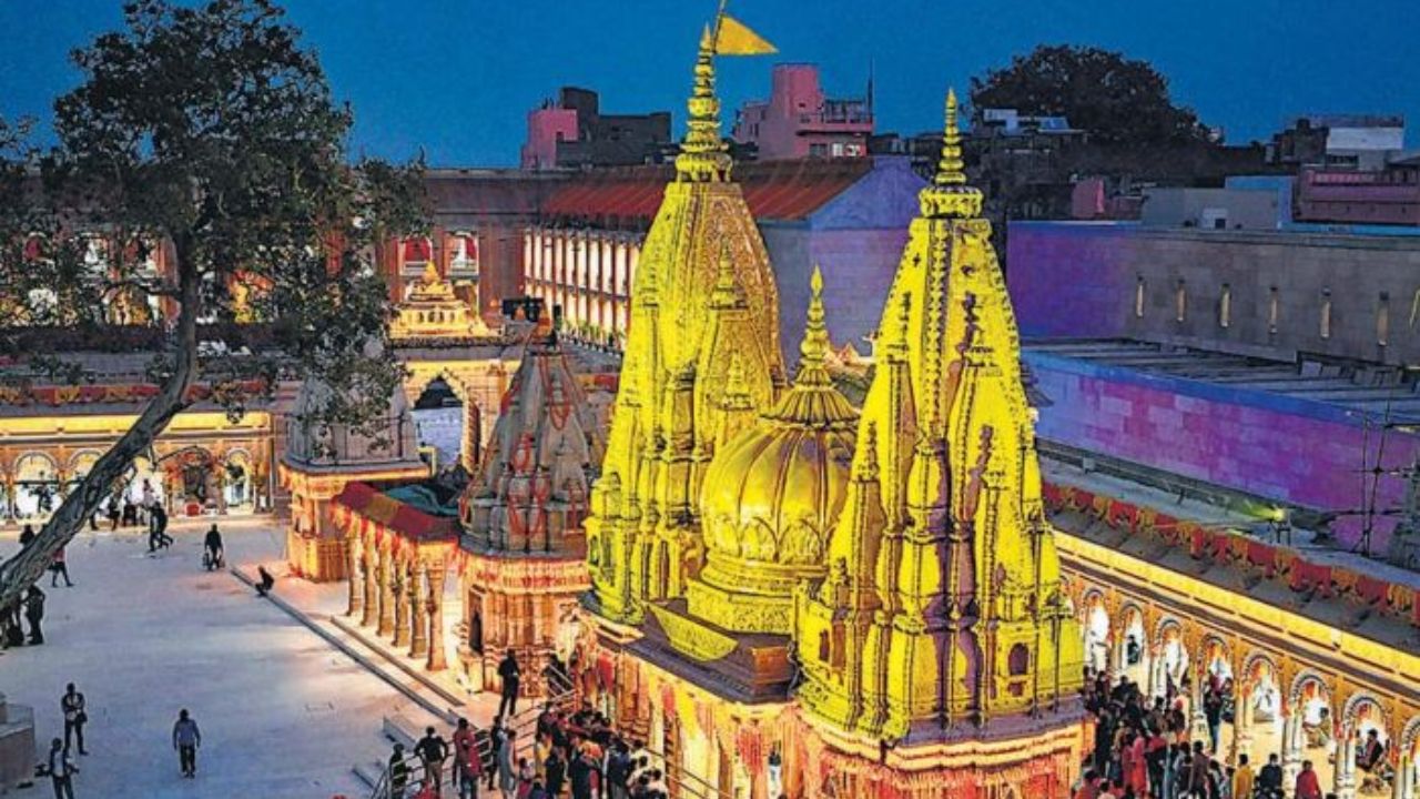 वाराणसी यानी काशी केवल एक तीर्थस्थान नहीं, बल्कि भारत की प्राचीन आध्यात्मिक संस्कृति का जीवंत केंद्र है। सावन में काशी विश्वनाथ मंदिर के दर्शन के साथ-साथ दशाश्वमेध घाट की भव्य गंगा आरती और अस्सी घाट का भ्रमण यात्रा को यादगार बनाता है। मानसून के मौसम में गंगा के घाटों पर अत्यधिक फिसलन हो जाती है, इसलिए सुरक्षित और आरामदायक जूते पहनना ज़रूरी है। इसके अलावा, बनारस की तंग गलियों में घूमते समय अपने कीमती सामान का विशेष ध्यान रखें। (Img- Pinterest)