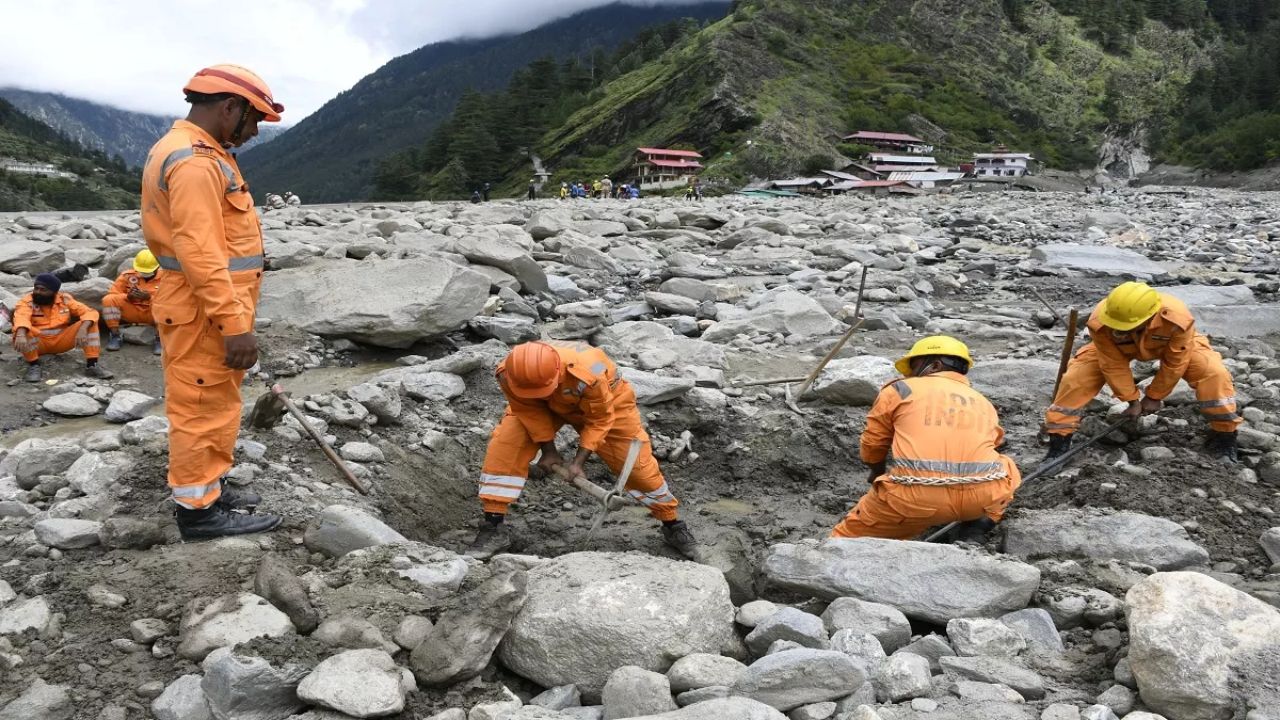आपदा के बाद ग्रामीणों का मानना है कि खतरे को देखते हुए नदी किनारे दोबारा बड़े होटल या व्यावसायिक निर्माण शुरू करना जोखिम भरा है। ऐसे में खीर गंगा से सुरक्षा के पुख्ता इंतजाम होने पर ग्रामीण नदी के दोनों छोरों पर खेती करने की योजना बना रहे हैं। धराली के लोग अब अपनी आजीविका को मजबूती देने के लिए सेब बागवानी और नगदी फसलों पर आत्मनिर्भर हो रहे हैं। (Img- X)