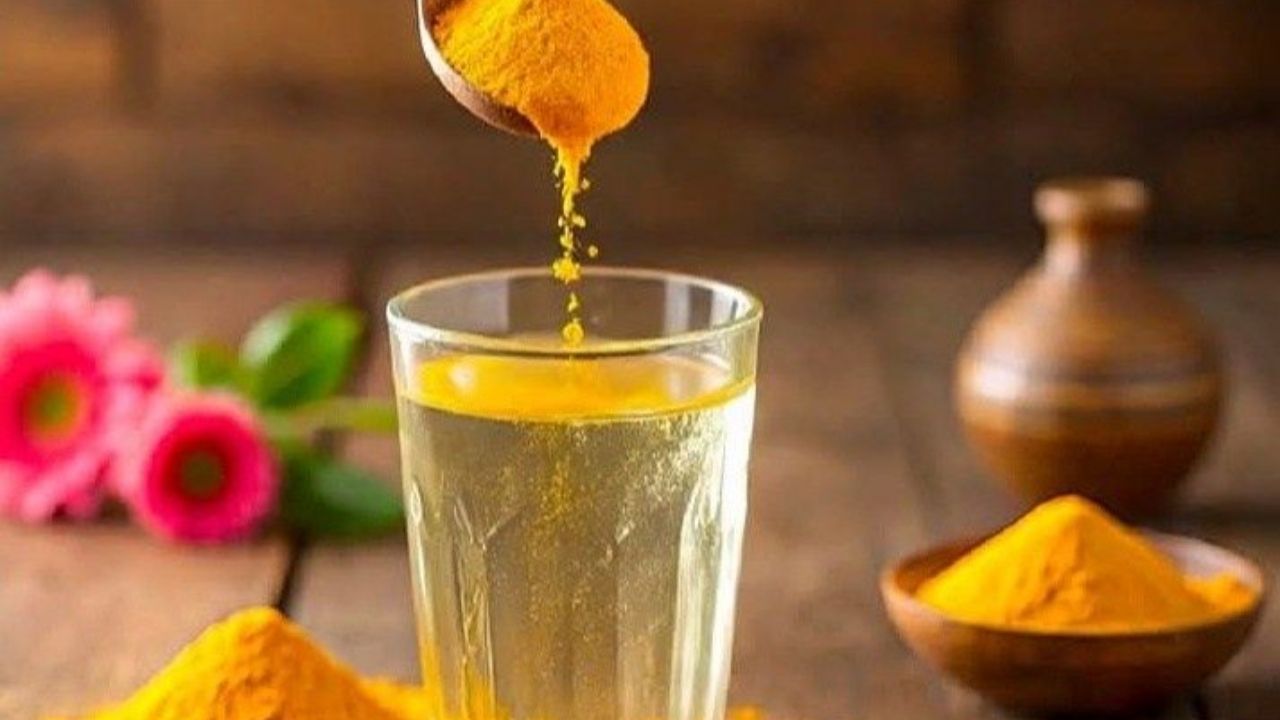 यदि आप पनीर को हफ्तों तक बिल्कुल नया जैसा रखना चाहते हैं, तो पानी में चुटकी भर नमक और हल्दी मिला दें। नमक प्राकृतिक प्रिजर्वेटिव की तरह काम करता है, जो पनीर को बैक्टीरिया से सुरक्षित रखता है, जबकि हल्दी इसके रंग और शुद्धता को बनाए रखती है। इस आसान उपाय से पनीर का स्वाद महीनों तक खराब नहीं होता और वह एकदम सुरक्षित रहता है। (Img- Pinterest)