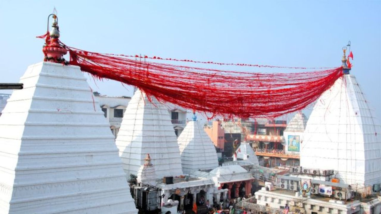 झारखंड का देवघर सावन के महीने में ऐतिहासिक कांवड़ यात्रा और जलाभिषेक के लिए दुनिया भर में प्रसिद्ध है। लाखों श्रद्धालु सुल्तानगंज से पवित्र गंगाजल लेकर पैदल यात्रा करते हुए बाबा बैद्यनाथ का अभिषेक करने पहुँचते हैं। यदि आप पहली बार देवघर जा रहे हैं, तो अत्यधिक भीड़ वाले मुख्य दिनों के बजाय सामान्य दिनों में यात्रा की योजना बनाएं। अपने साथ हल्का सामान, आवश्यक पहचान पत्र और ज़रूरी प्राथमिक दवाइयां रखना बहुत ही फायदेमंद साबित होगा। (Img- Pinterest)