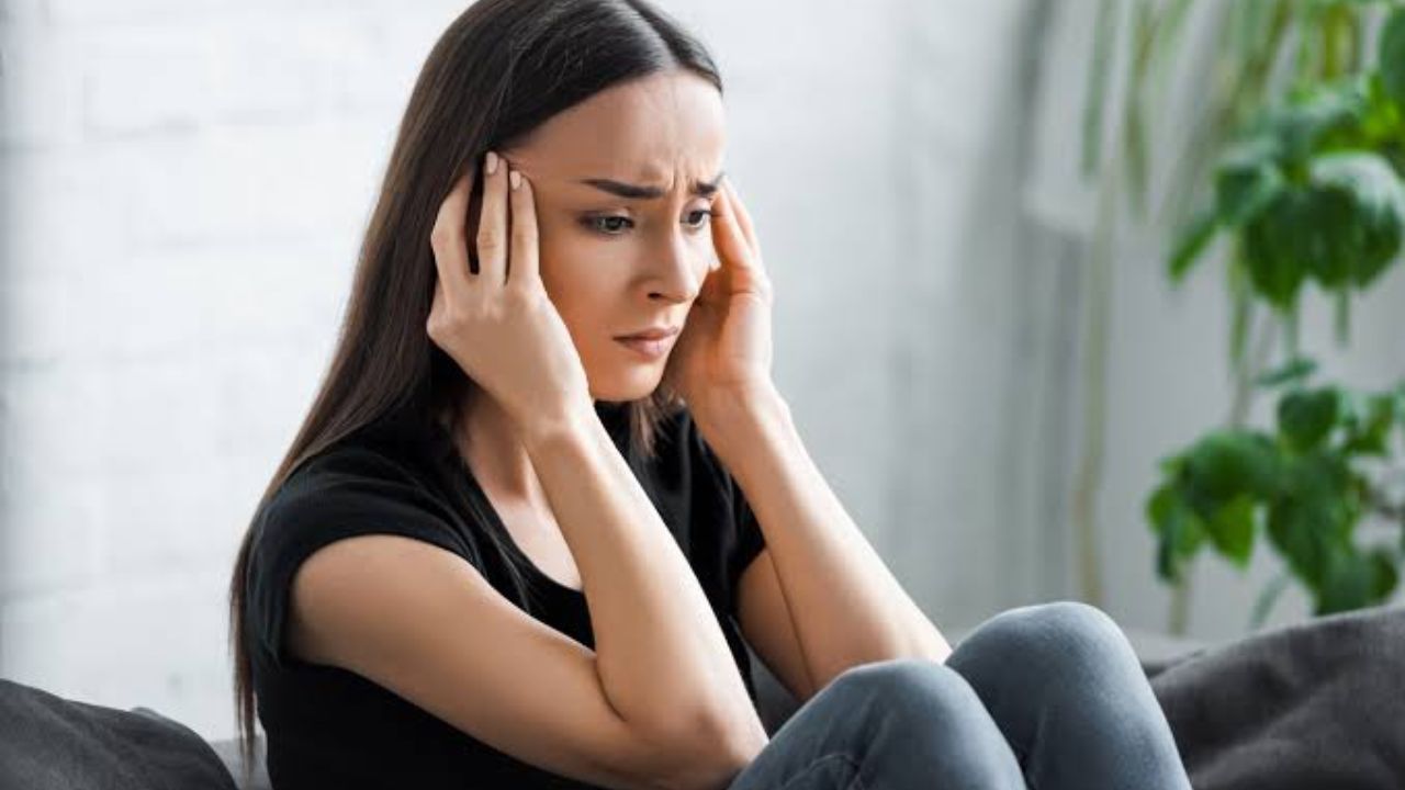 तुलसी के पौधे से निकलने वाली महक दिमाग की नसों को शांत करती है और स्ट्रेस हार्मोन को कम करने में मदद करती है। चूंकि तुलसी के पास लोग रोज सुबह-शाम पूजा और दीपक जलाते थे, इसलिए उस जगह की नियमित सफाई की जाती थी। आंगन का वह हिस्सा हमेशा साफ-सुथरा और स्वच्छ रहता था, जिससे पूरे घर में एक पॉजिटिव वाइब बनी रहती थी। इस तरह आस्था और विज्ञान मिलकर इंसान को शारीरिक व मानसिक रूप से हमेशा स्वस्थ और ऊर्जावान बनाए रखते थे। (Img- Pinterest)