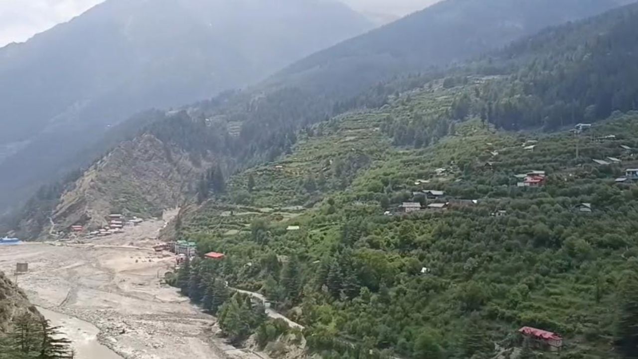 धराली के आपदा प्रभावित लोग सीने में गहरे जख्म और अपनों को खोने की पीड़ा समेटे हुए आगे बढ़ने की पुरजोर कोशिश कर रहे हैं। प्रशासन के सहयोग और अपनी मेहनत के बल पर ग्रामीण अब मलबे से निकलकर नए भविष्य की नींव रख रहे हैं। त्रासदी का सामना करने के बावजूद धराली के निवासियों का यह जीवटता भरा रुख पूरे प्रदेश के लिए मिसाल बन चुका है। (Img- X)