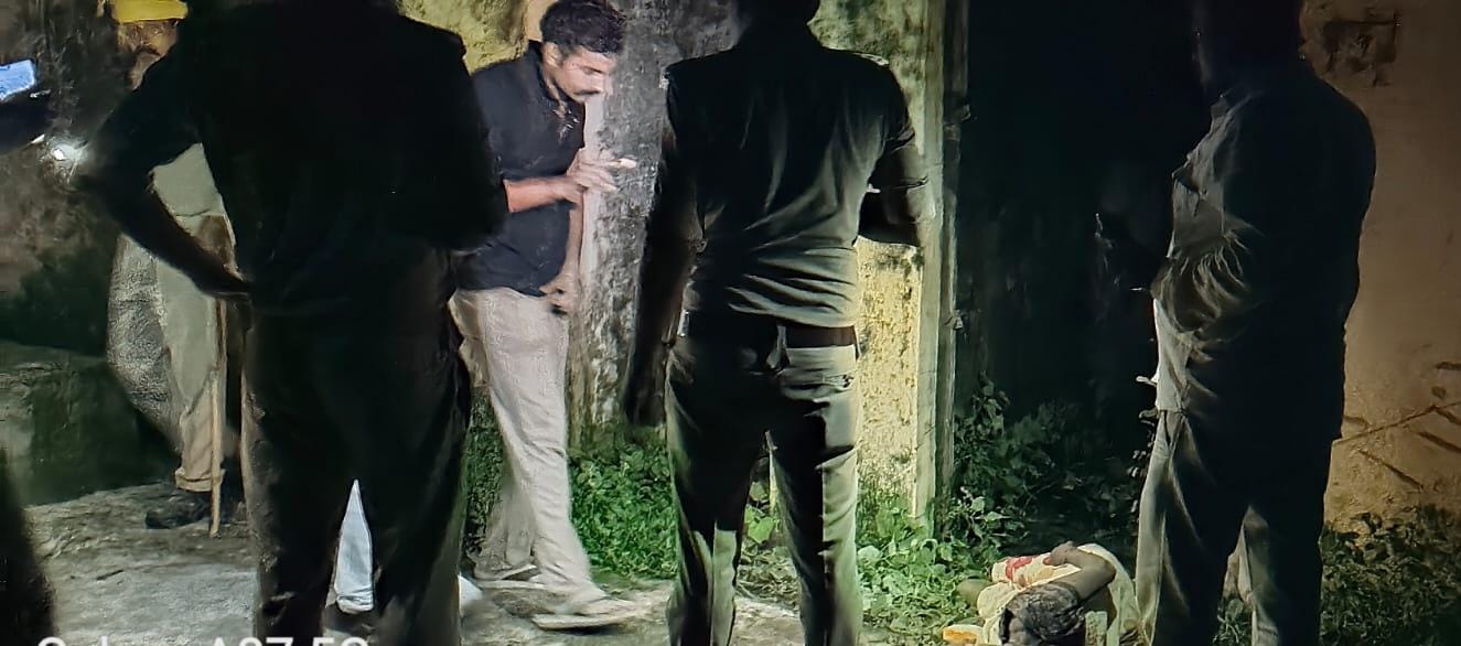 पहले रॉड से किया जानलेवा हमला, फिर पत्नी को ले गया रेलवे भवन! महाराजगंज की घटना से मचा हड़कंप