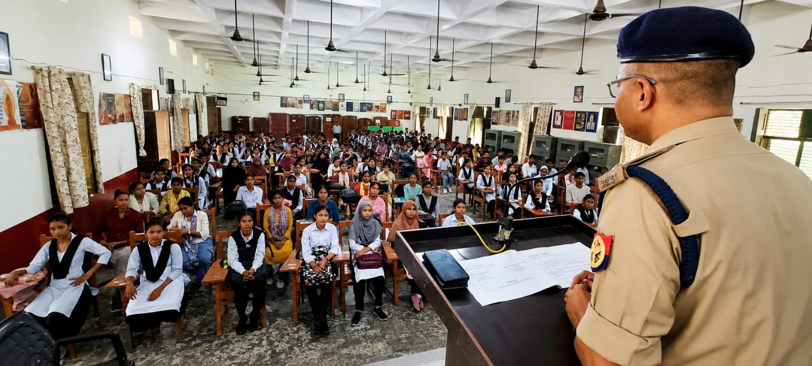 महराजगंज में एएसपी सिद्धार्थ ने युवाओं से किया संवाद, बोले- मेहनत के साथ सही रणनीति भी जरूरी