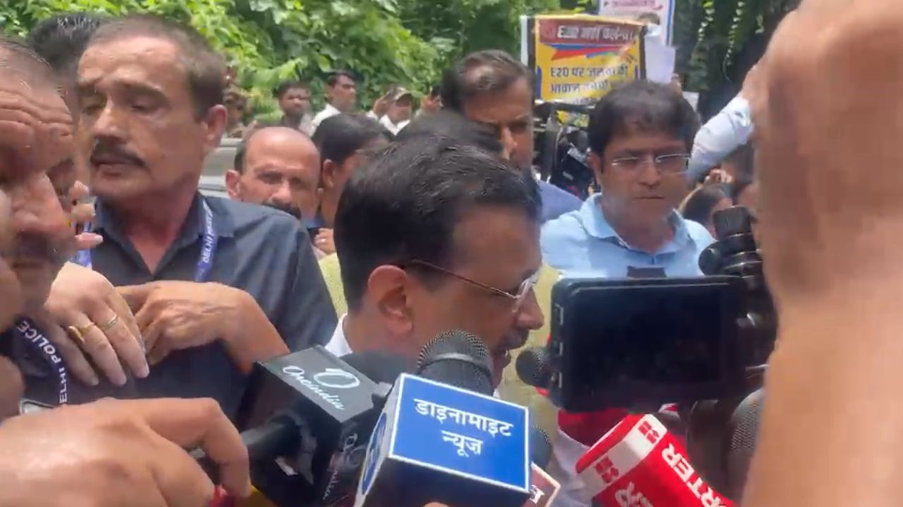E-20 Petrol के खिलाफ सड़क पर उतरे Arvind Kejriwal, 2.33 लाख दस्तखत वाली याचिका तैयार