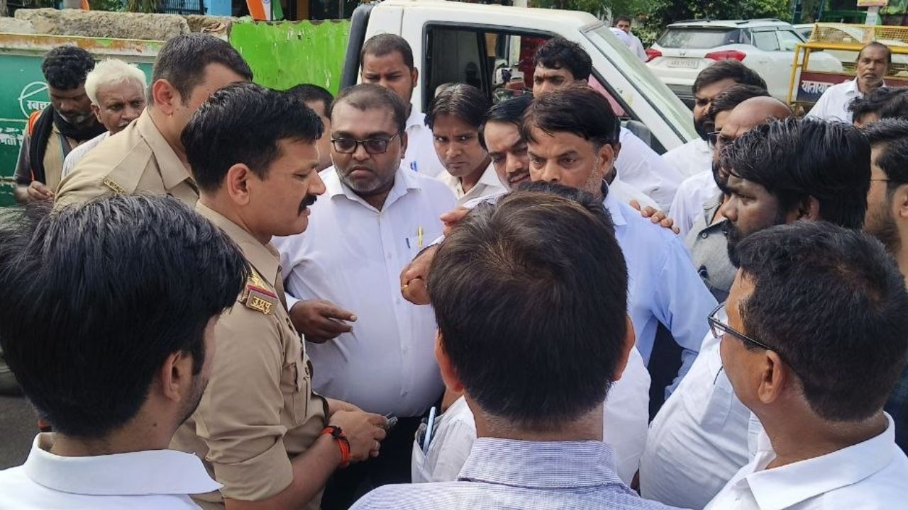 महराजगंज में पुलिस पर उठे सवाल? मुकदमा दर्ज न होने से नाराज वकीलों ने किया चक्का जाम