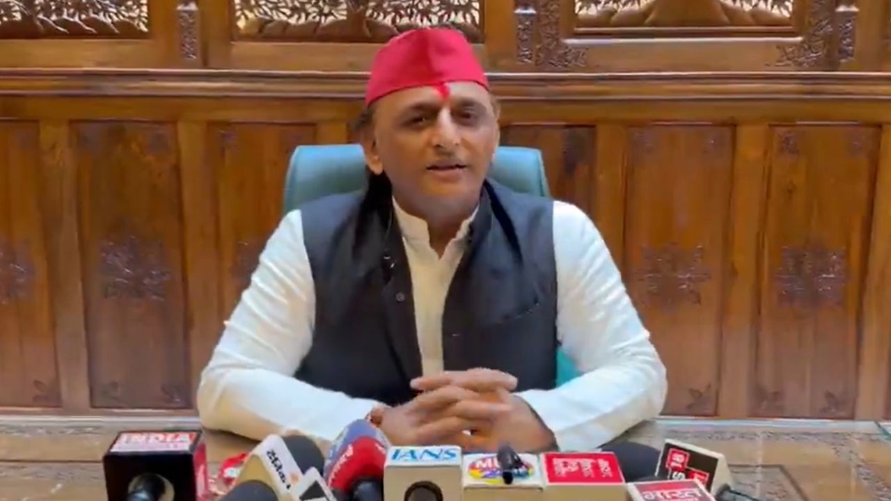 इटावा में गरजे अखिलेश यादव- ‘सवालों से घबराती है भाजपा’, जेपी को लेकर सरकार पर साधा निशाना