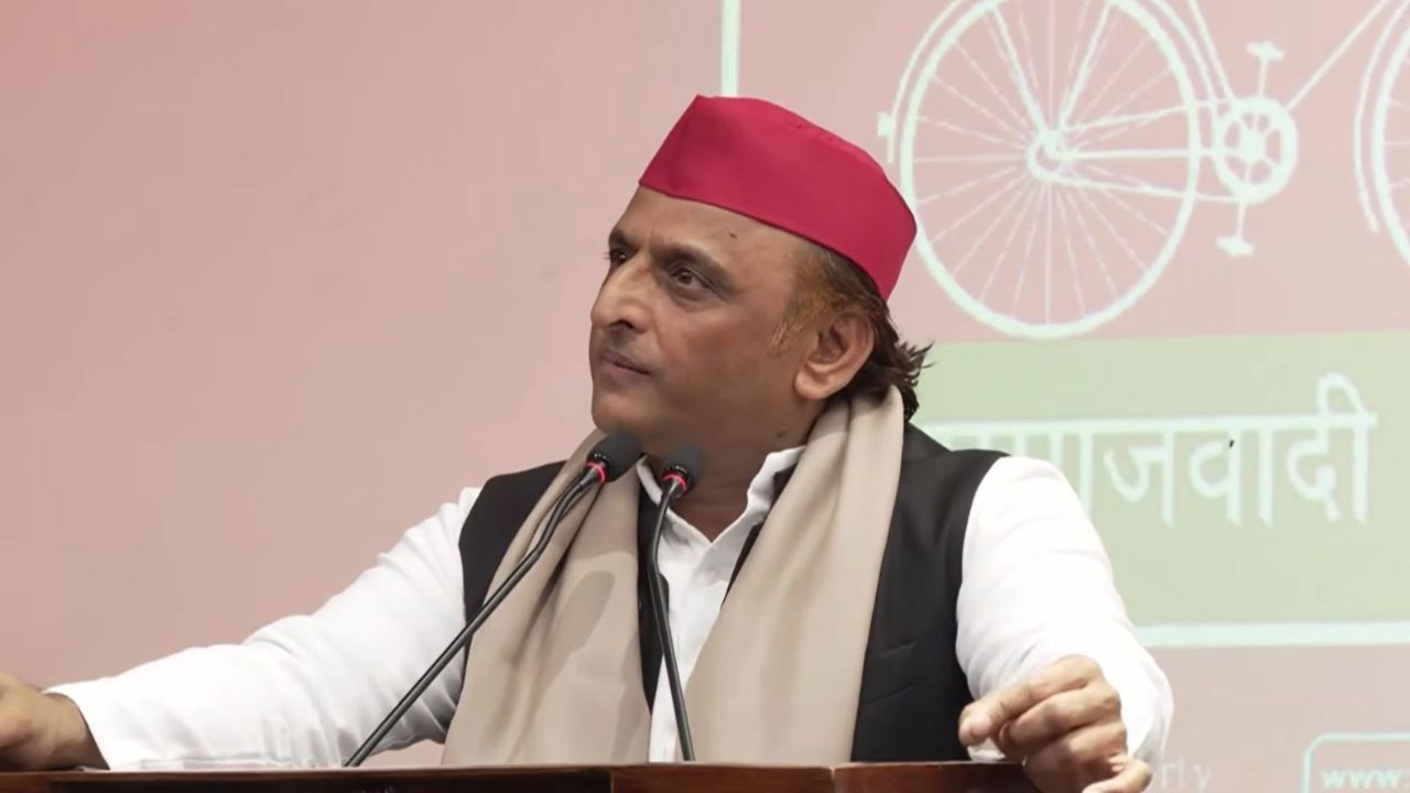 योगी ने PDA में ‘P’ को बताया पाकिस्तान, अखिलेश ने पलटकर कहा- ‘बीजेपी का मतलब भाग जाओ पाकिस्तान’