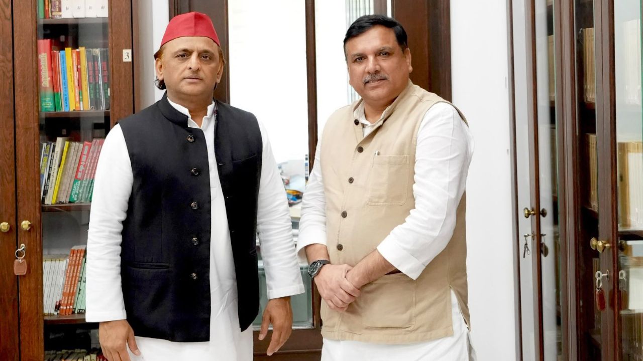 UP Election 2027: संजय-अखिलेश मुलाकात से यूपी की सियासत गर्म, 2027 चुनाव से पहले गठबंधन की अटकलें तेज