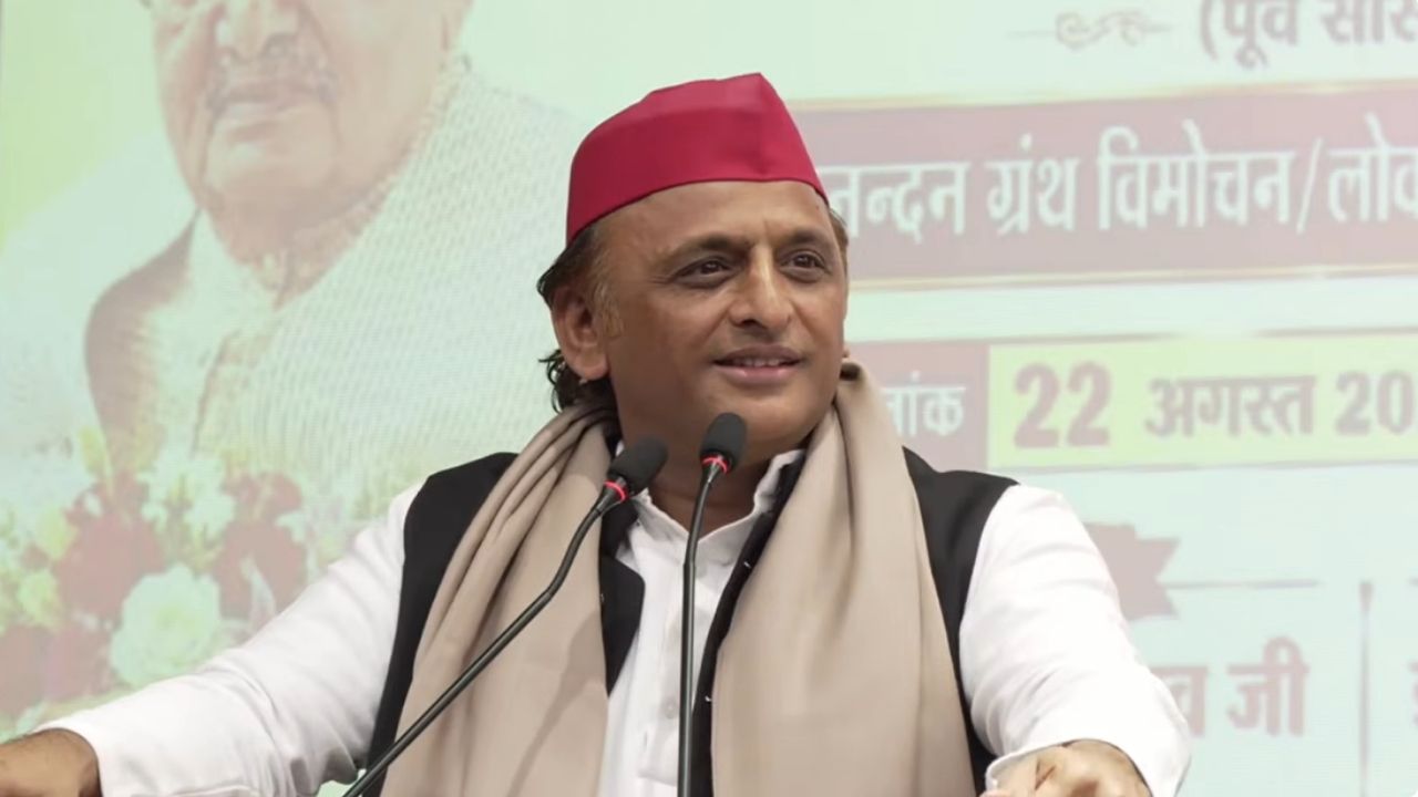“न तेरा है, न मेरा है, ये हिंदुस्तान सबका है”; अखिलेश यादव और डिंपल यादव ने किया साहित्यकारों का सम्मान