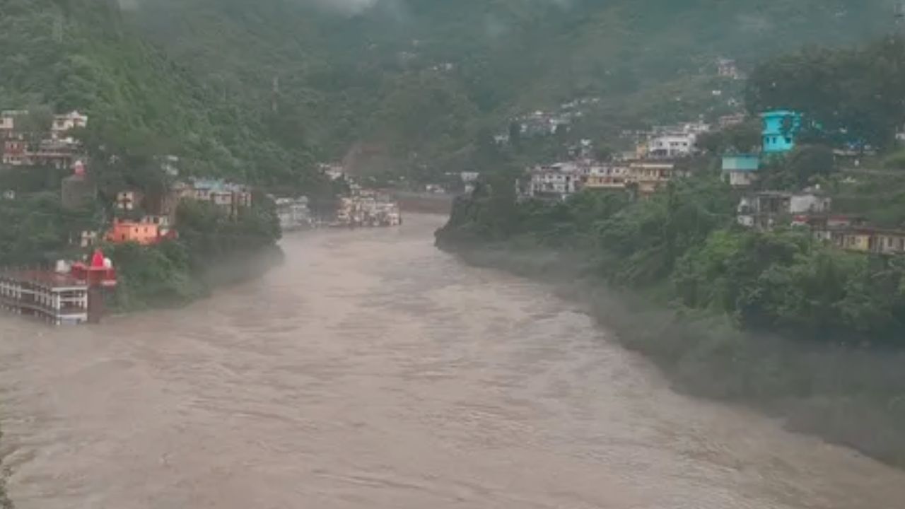 गर्जना करने लगी अलकनंदा नदी! खतरे के निशान के पास पहुंचा जलस्तर, लाउडस्पीकर से दी जा रही चेतावनियां