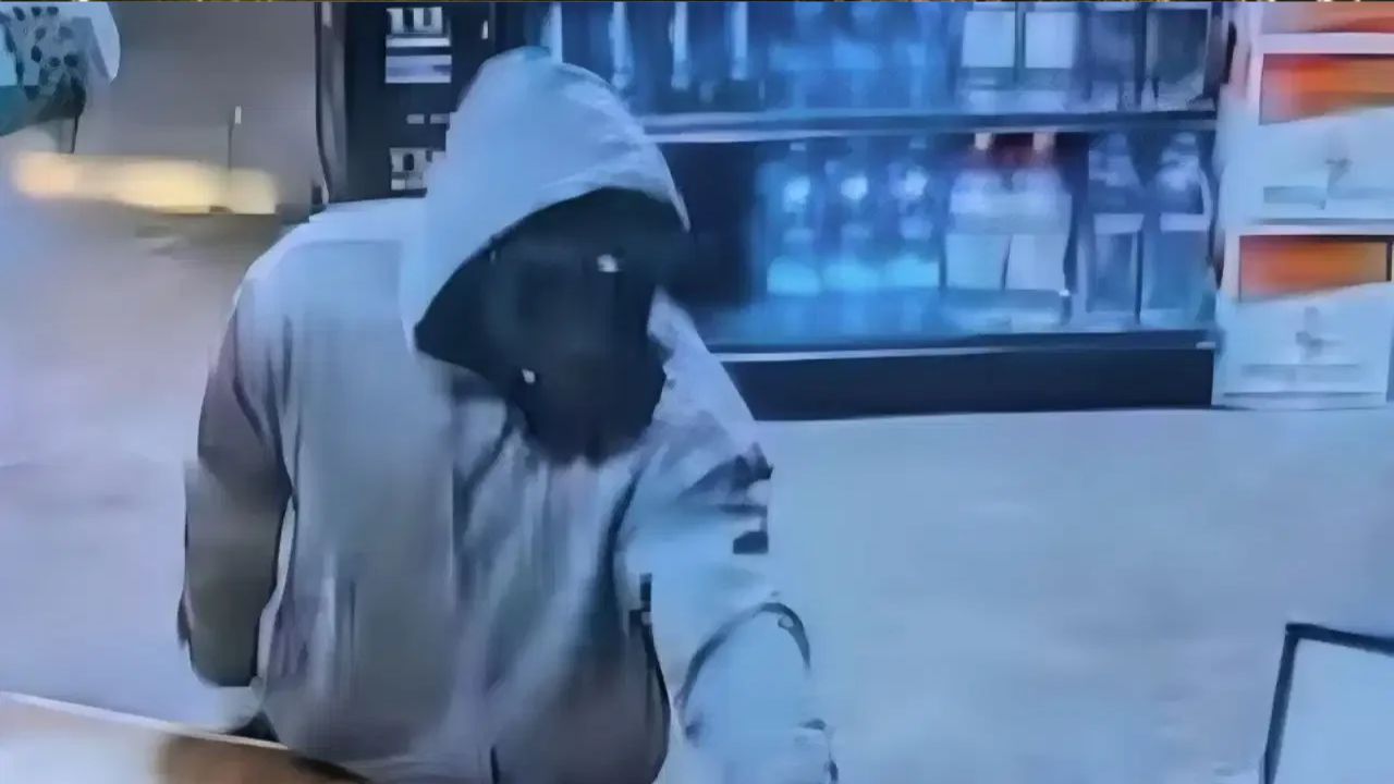 US Store Shooting: अमेरिका में गुजराती स्टोर मालिक की गोली मारकर हत्या, बेटी बाल-बाल बची; हमलावर फरार