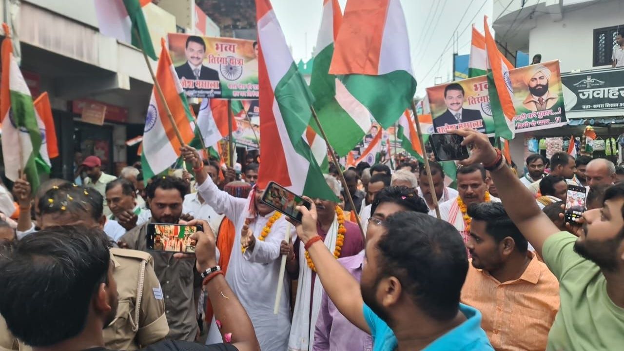 उन्होंने कहा कि आज देश का हर नागरिक अपने घर पर तिरंगा लगाने और फहराने के लिए स्वतंत्र है। विशाल तिरंगा यात्रा को देखते हुए पुलिस और प्रशासन की ओर से सुरक्षा के व्यापक इंतजाम किए गए थे। यात्रा मार्ग पर पुलिस बल तैनात रहा और यातायात व्यवस्था को सुचारु बनाए रखने के लिए आवश्यक प्रबंध किए गए।