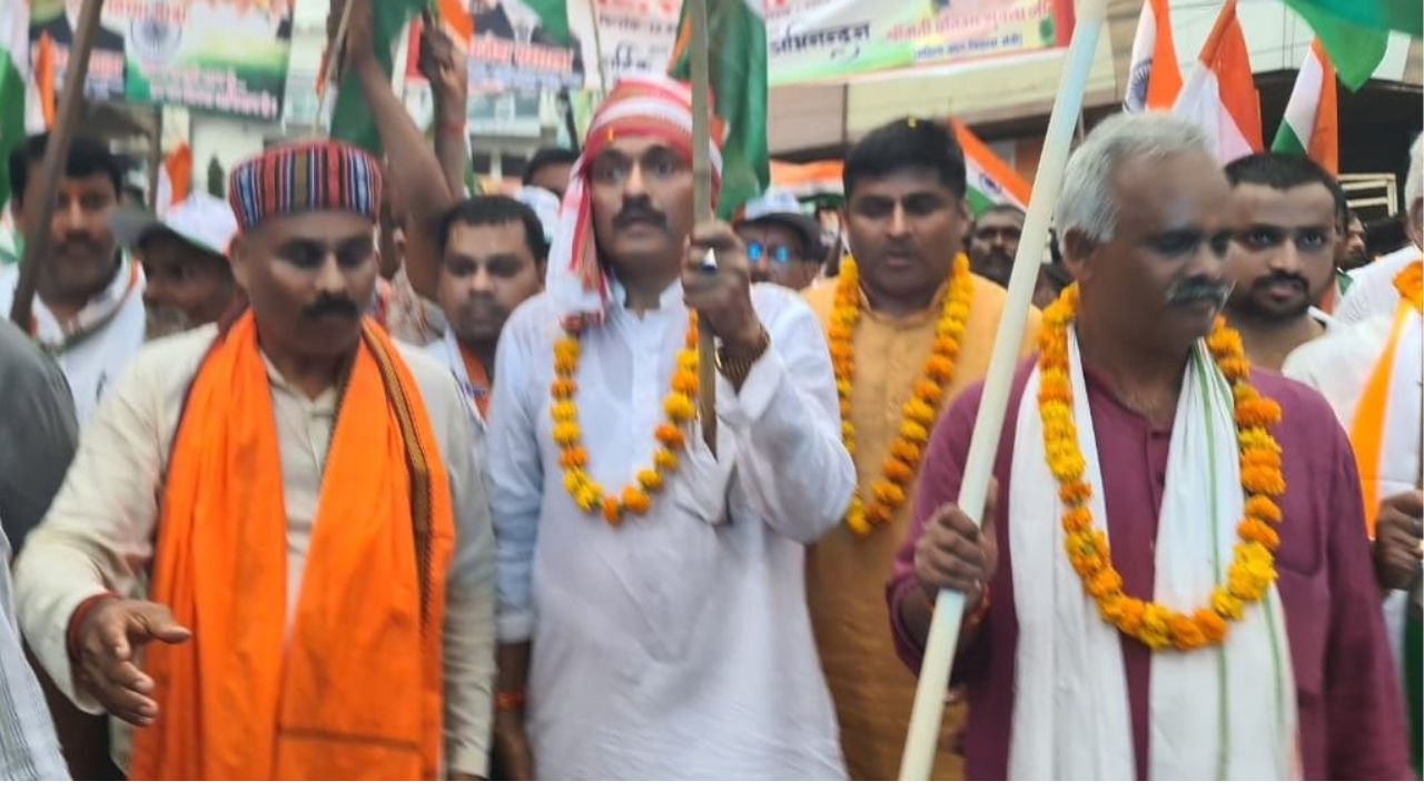 जिला पंचायत अध्यक्ष राजेश कुमार अग्रहरी ने कहा कि तिरंगा देश की आन, बान और शान का प्रतीक है। ‘हर घर तिरंगा’ अभियान का उद्देश्य देशवासियों के मन में राष्ट्रीय ध्वज के प्रति सम्मान और राष्ट्रभक्ति की भावना को मजबूत करना है। उन्होंने कहा कि अमेठी की जनता ने जिस उत्साह के साथ तिरंगा यात्रा में हिस्सा लिया, वह क्षेत्र की राष्ट्रभक्ति और एकता को दर्शाता है। उत्तर प्रदेश सरकार की राज्य मंत्री और अमेठी की प्रभारी मंत्री प्रतिभा शुक्ला ने भी तिरंगा यात्रा में शामिल लोगों को संबोधित किया। उन्होंने कहा कि प्रधानमंत्री नरेंद्र मोदी और मुख्यमंत्री योगी आदित्यनाथ के नेतृत्व में देश और प्रदेश में तिरंगे के सम्मान को बढ़ावा मिला है।