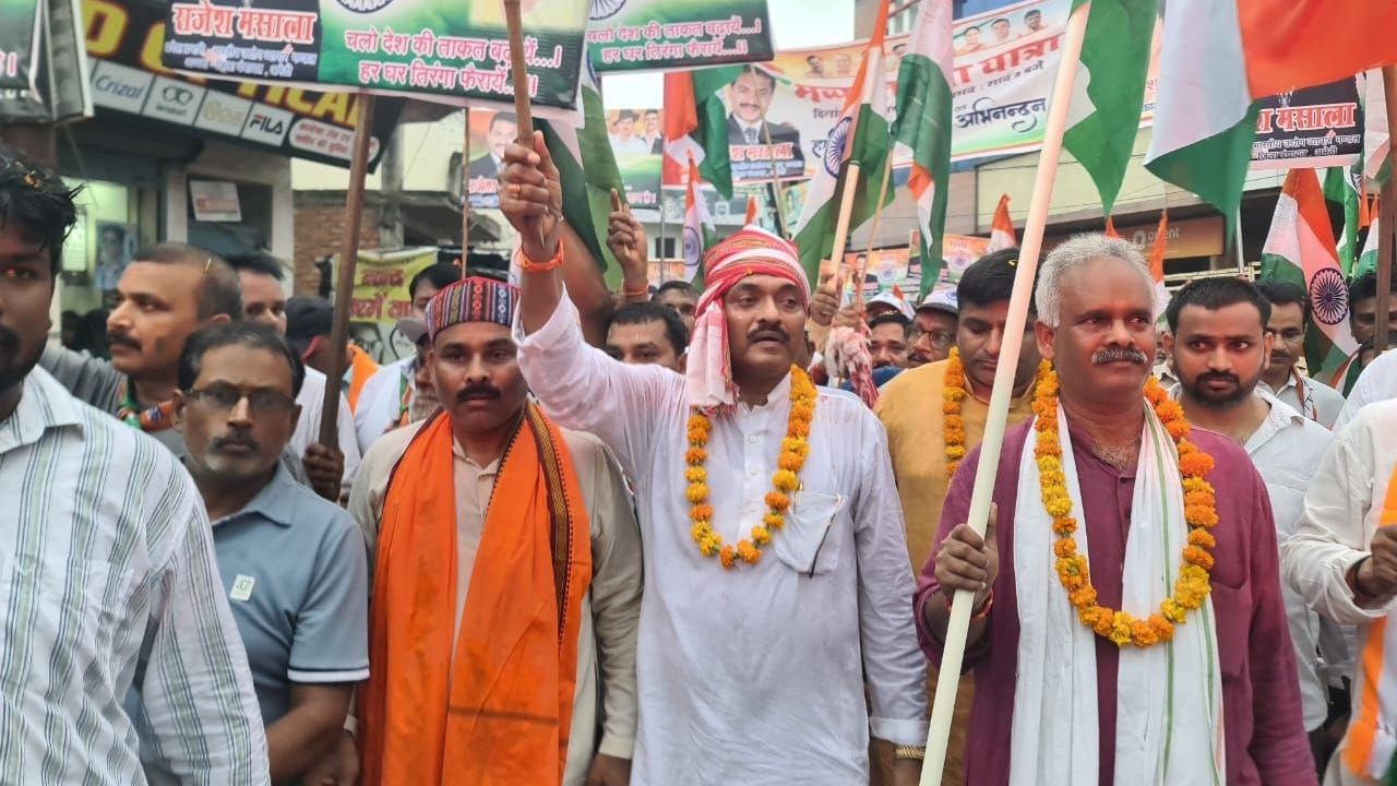 तिरंगा यात्रा के दौरान देशभक्ति के गीतों ने माहौल को और उत्साहपूर्ण बना दिया। युवा हाथों में तिरंगा लेकर जोश के साथ आगे बढ़ते दिखाई दिए। महिलाओं और बच्चों ने भी यात्रा में बढ़-चढ़कर हिस्सा लिया। तिरंगे से सजे अमेठी नगर में हर तरफ राष्ट्रप्रेम और एकजुटता का माहौल नजर आया। यात्रा में अलग-अलग वर्गों की भागीदारी ने इसे जनभागीदारी का बड़ा रूप दिया।