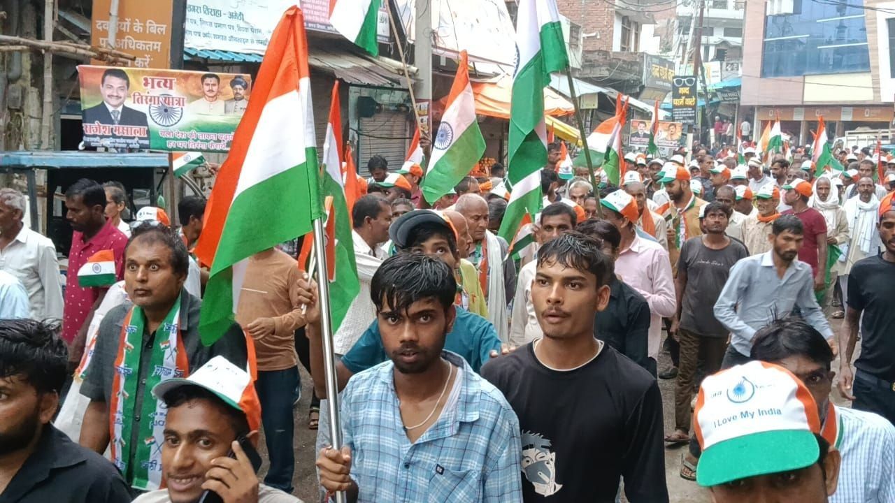 तिरंगा यात्रा अमेठी कस्बे के प्रमुख मार्गों से होकर गुजरी। व्यापारियों, किसानों, महिलाओं, युवाओं, छात्र-छात्राओं और गणमान्य नागरिकों ने इसमें भाग लिया। लोग हाथों में राष्ट्रीय ध्वज लेकर देशभक्ति के नारों के साथ आगे बढ़ते रहे। यात्रा के दौरान जगह-जगह स्थानीय लोगों ने पुष्पवर्षा और स्वागत कर प्रतिभागियों का उत्साह बढ़ाया। ‘भारत माता की जय’, ‘वंदे मातरम्’ और ‘हर घर तिरंगा’ के नारों से पूरा वातावरण गूंजता रहा।