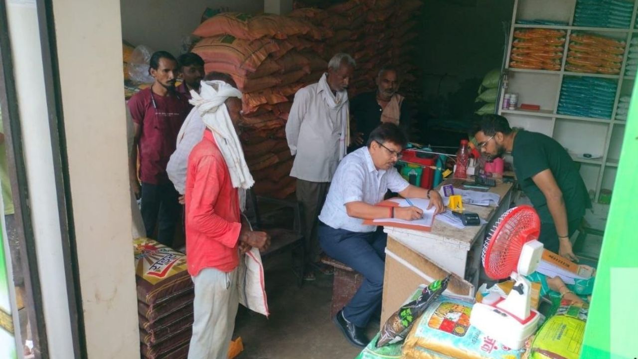 खाद माफियाओं पर डीएम का बड़ा प्रहार! 111 दुकानों पर एक साथ छापेमारी, 27 को नोटिस, 2 लाइसेंस निलंबित