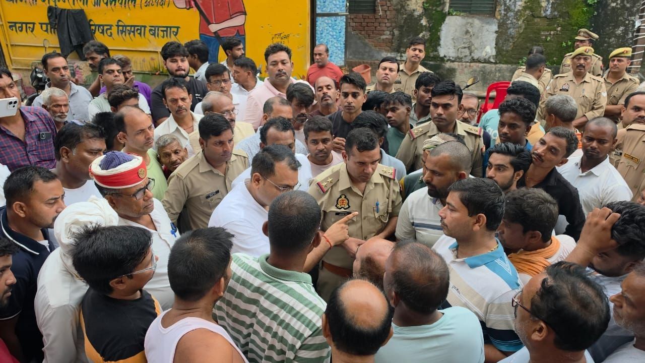 Maharajganj: तीन मासूमों की मौत पर फूटा गुस्सा: ईओ, जेई और नगर पालिका चेयरमैन पर भी मुकदमा दर्ज करने की मांग