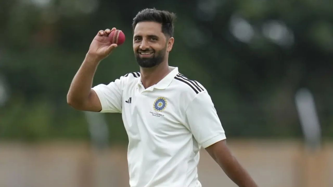Who is Auqib Nabi? कर्फ्यू में कुर्सी को बल्लेबाज बनाकर करता था अभ्यास, अब टीम इंडिया तक पहुंचा कश्मीरी तेज गेंदबाज