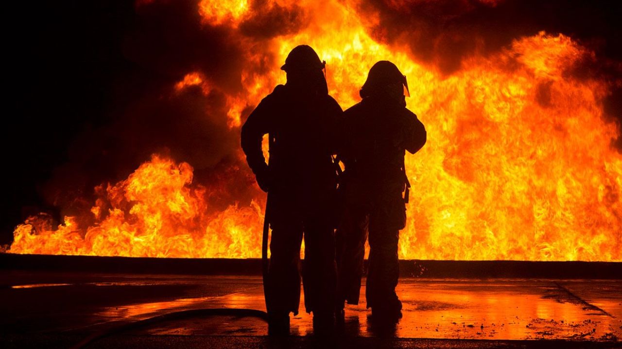 Azamgarh Fire Accident: बिजली के खंभे से टकराकर आग का गोला बना डीजल टैंकर, 3 की दर्दनाक मौत