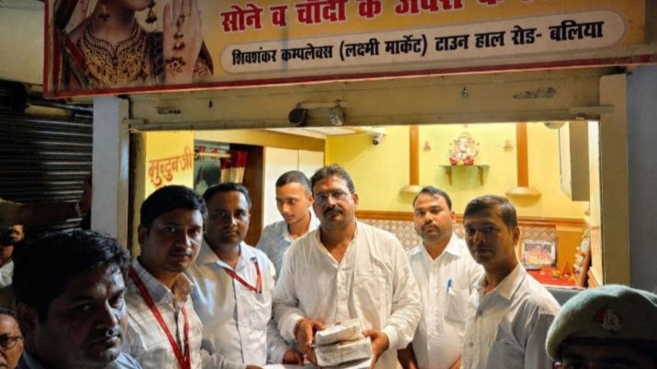 हॉलमार्क के नाम पर फर्जीवाड़ा! बलिया में BIS का बड़ा छापा, जब्त किए गए लाखों के अवैध सोने के गहने