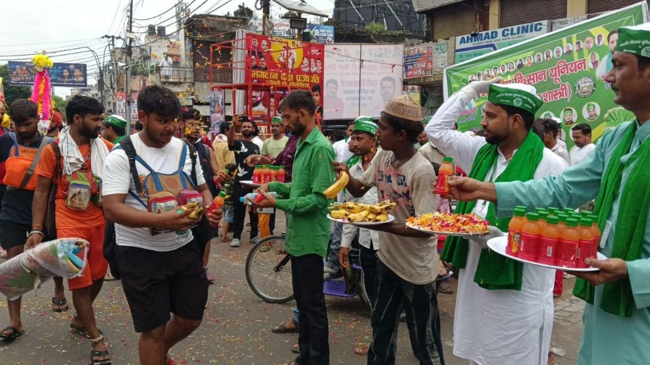 मुजफ्फरनगर में बदली तस्वीर, मुस्लिम नेताओं ने शिवभक्त कांवड़ियों पर की पुष्पवर्षा