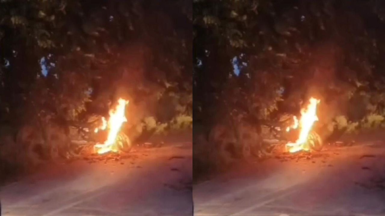 मौत की सवारी बनी धधकती बाइक: एक सेकंड की देरी और राख हो जाती जिंदगी, जलती लपटों से कैसे बची जान?