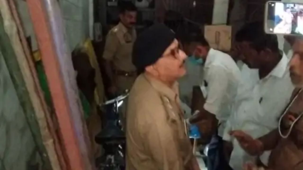 रात को खाना खाकर सोने गया था प्रताप, सुबह पुराने मकान में मिली लाश; परिजनों ने दूसरे ई-रिक्शा चालक पर लगाया हत्या का आरोप