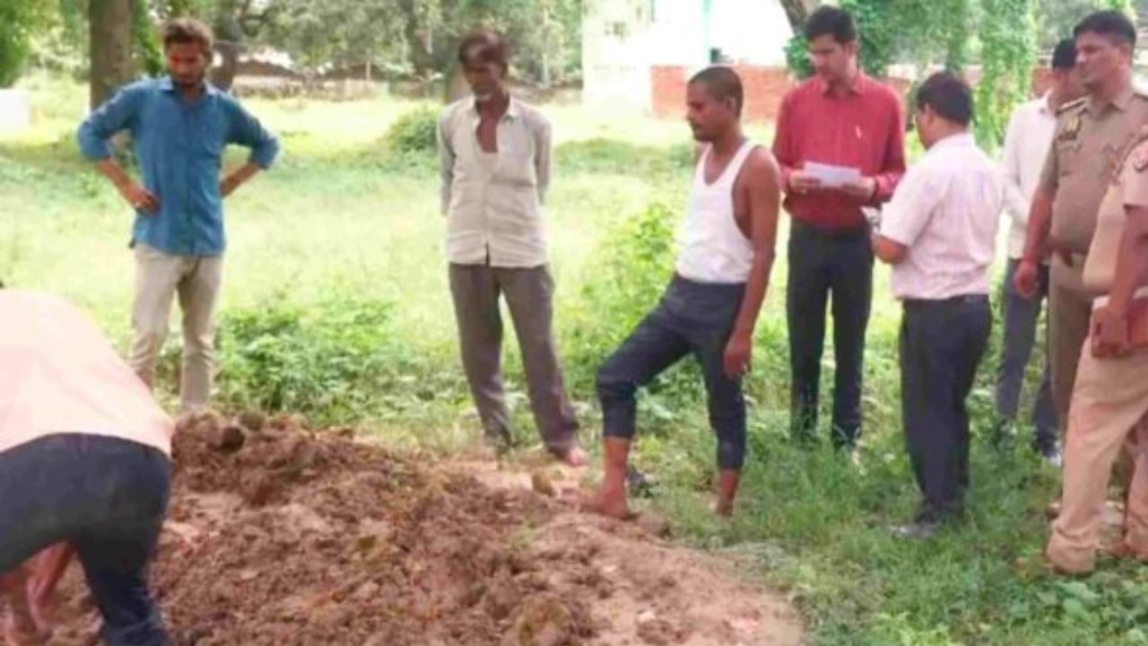 पहले बताया करंट से मौत, फिर सामने आई फांसी की बात… 8 दिन बाद कब्र से निकाला गया 15 साल की किशोरी का शव