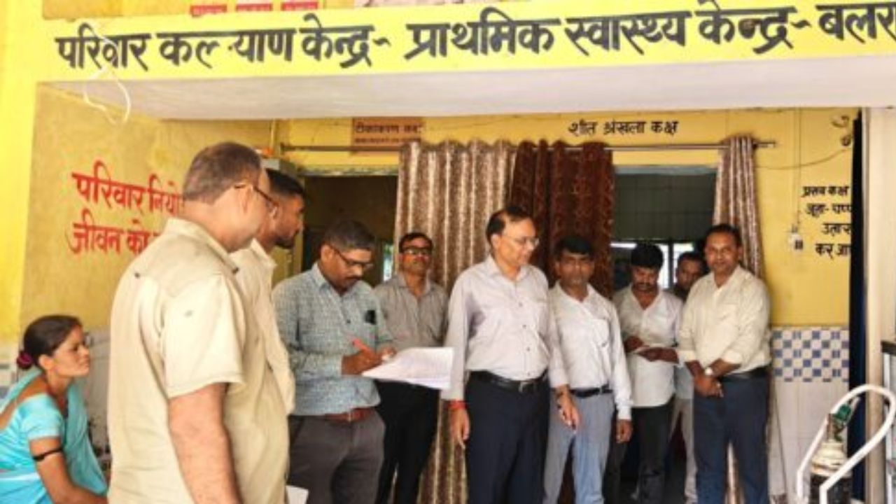 बलरामपुर में अस्पताल पहुंचे CMO तो खुल गई पोल! 2 महिला डॉक्टर समेत 15 कर्मचारी गायब, सभी का वेतन रोका