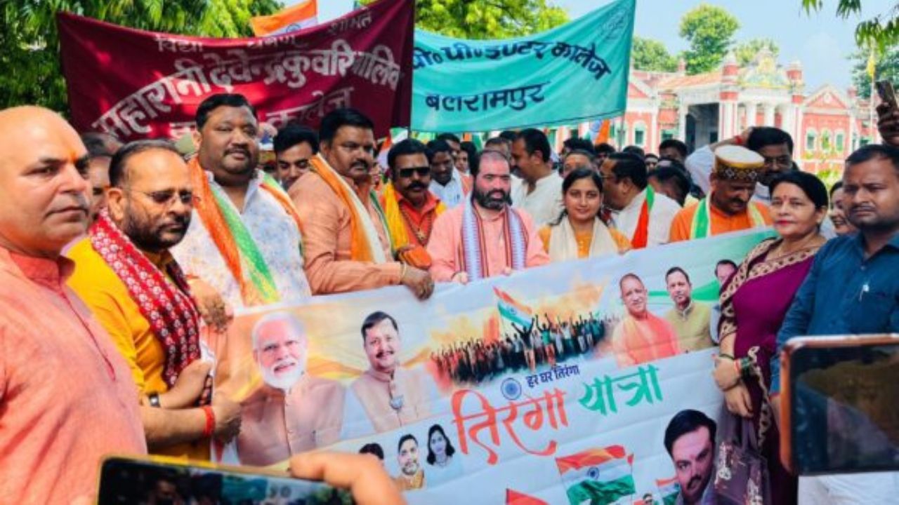 हाथों में तिरंगा, दिल में देशभक्ति का जज्बा: बलरामपुर में युवाओं और अफसरों ने कदम से कदम मिलाकर दिया एकता का संदेश