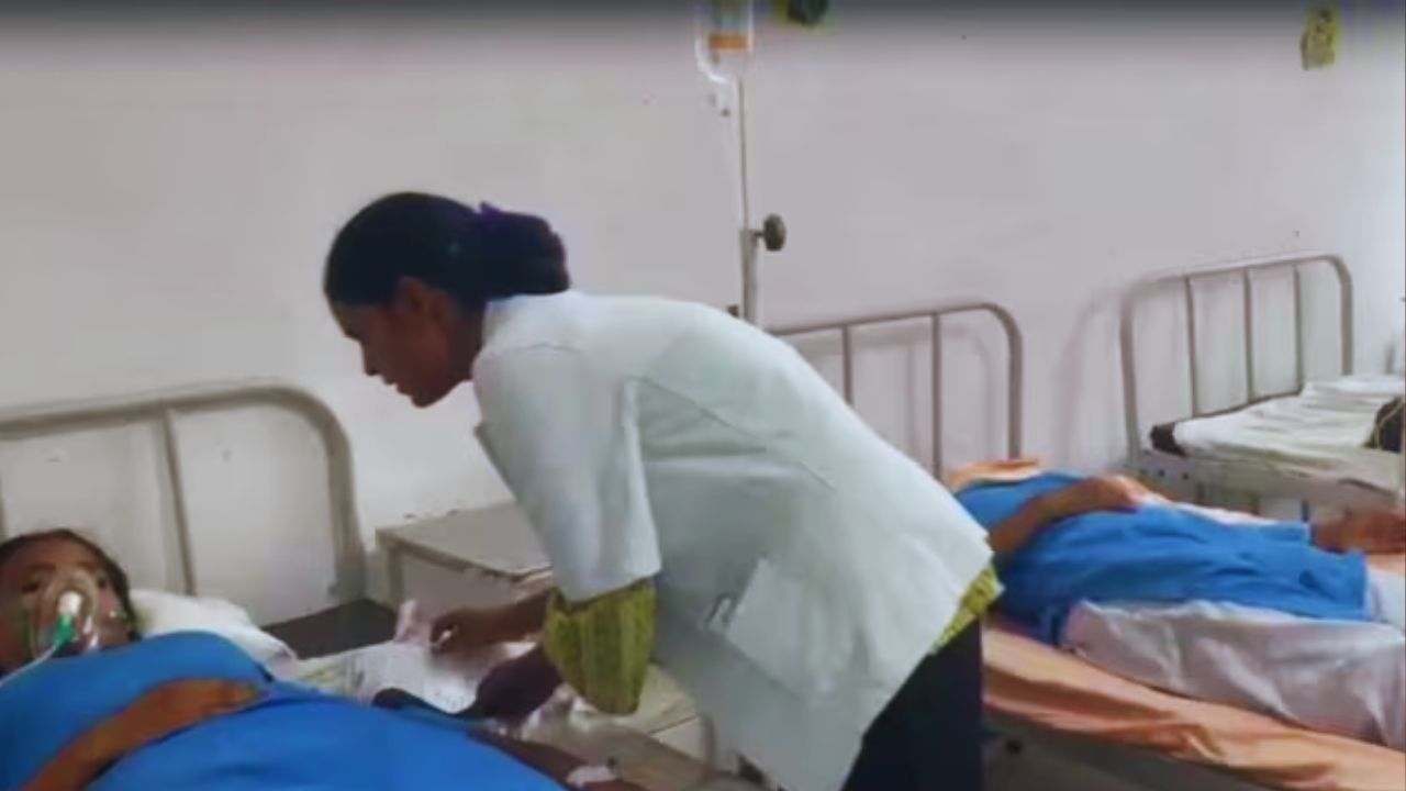 बाराबंकी कॉलेज में असेंबली के दौरान एक-एक कर बेहोश होकर गिरीं 25 छात्राएं, मचा हड़कंप