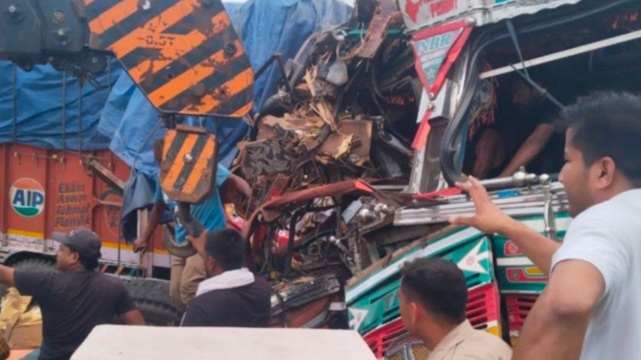 बरेली में मौत का तांडव! बड़े बाईपास पर आमने-सामने भिड़े दो ट्रक, दो की मौत, एक का पैर कटा, कई घायल