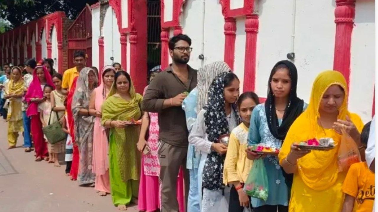 हर-हर महादेव से गूंज उठी नाथ नगरी, बरेली में शिवभक्ति का सैलाब; कांवड़ मार्गों पर जाम