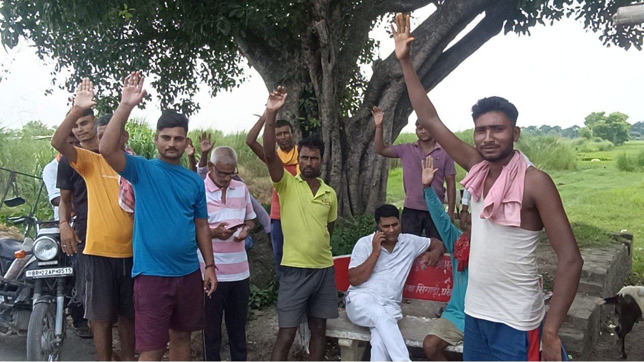 बगहा में यूरिया पर बवाल! पैसे लेने के बाद भी किसानों को नहीं मिली खाद, कालाबाजारी के आरोप