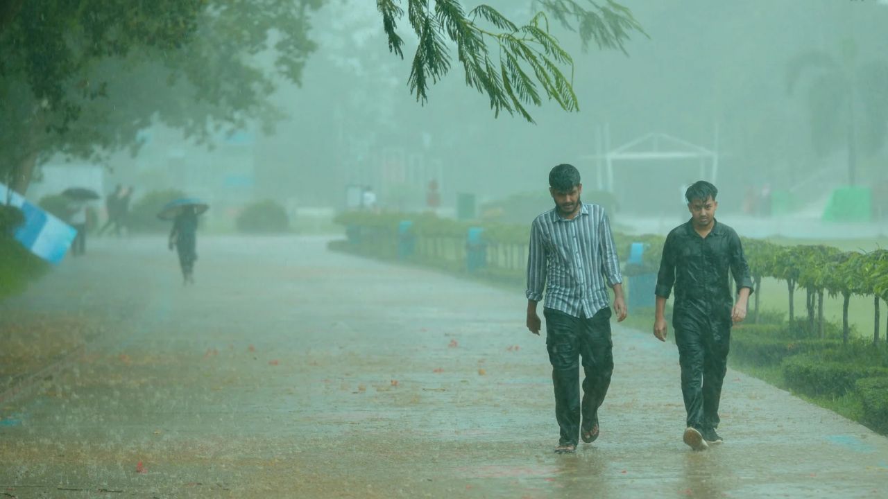 Bihar Rain Alert: अगले 24 घंटे रहें सावधान! बिहार के कई जिलों में भारी बारिश का अलर्ट, जानें अपने जिले का हाल