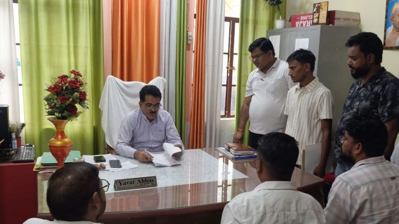 कांवड़ ड्यूटी बनी जानलेवा! सांड के हमले में सफाईकर्मी घायल, प्रशासन पर लापरवाही के आरोप