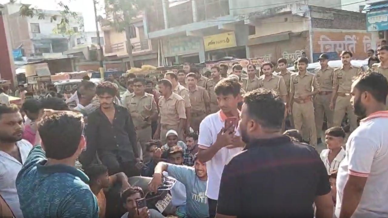 मेडिकल में शराब नहीं मिली, कार में दिखी बीयर की बोतल! गाय की मौत के बाद बदायूं में फिर भड़का बवाल, थाने पर धरना