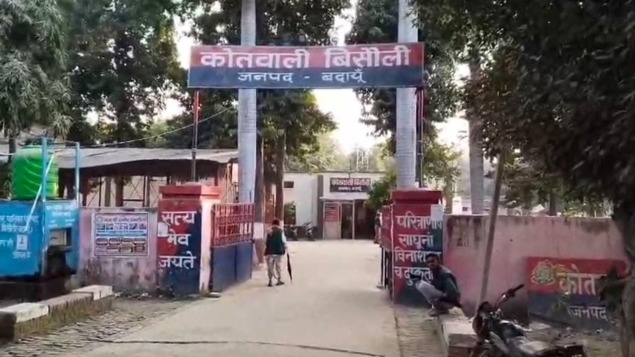 चीखती रही महिला, बरसते रहे डंडे… घर में घुसकर दबंगों की करतूत कैमरे में कैद, VIDEO वायरल